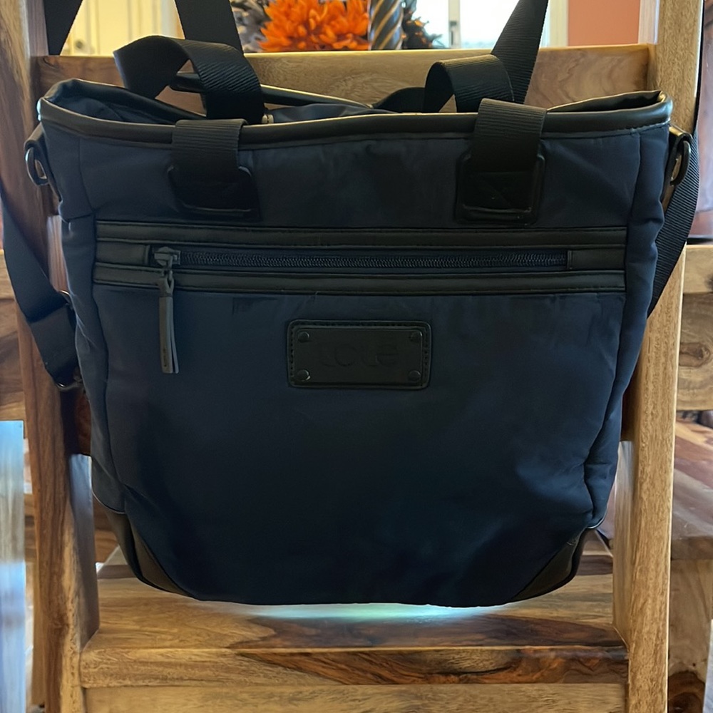 Lolë Lily Bag With Messenger strap and backpack straps in Navy